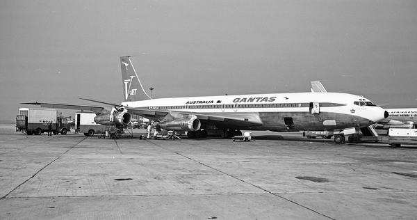 Qantus Boeing 707-338C  VH-EAE
