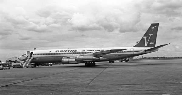 Qantus Boeing 707-338C  VH-EAF