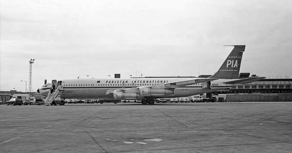 PAKISTAN INT, Boeing 707-340C  AP-AVL