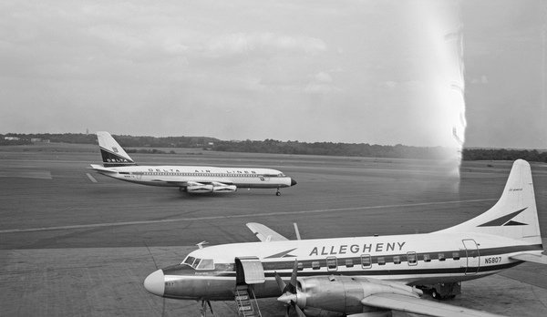 Delta Convair 880-22-2  N8817E