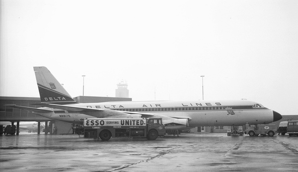 Delta Convair 880-22-2  N8817E