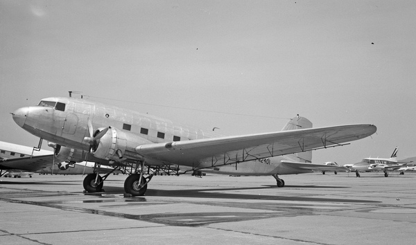  Douglas DC-3/R4D  N2401